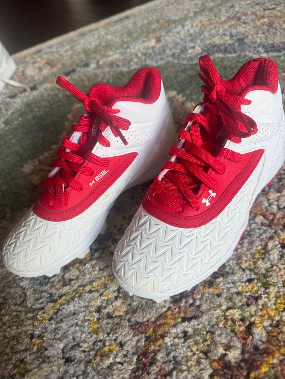 UNDER ARMOUR LEADOFF MID 3.0 RM-WHITE/RED BASEBALL CLEATS IN SZ 1.5Y…WORN ONCE!